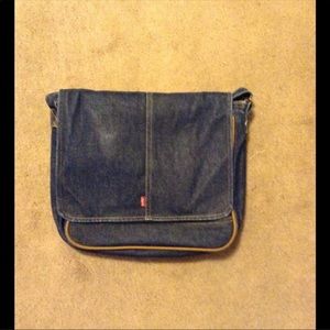 Denim Levi’s messenger bag💙